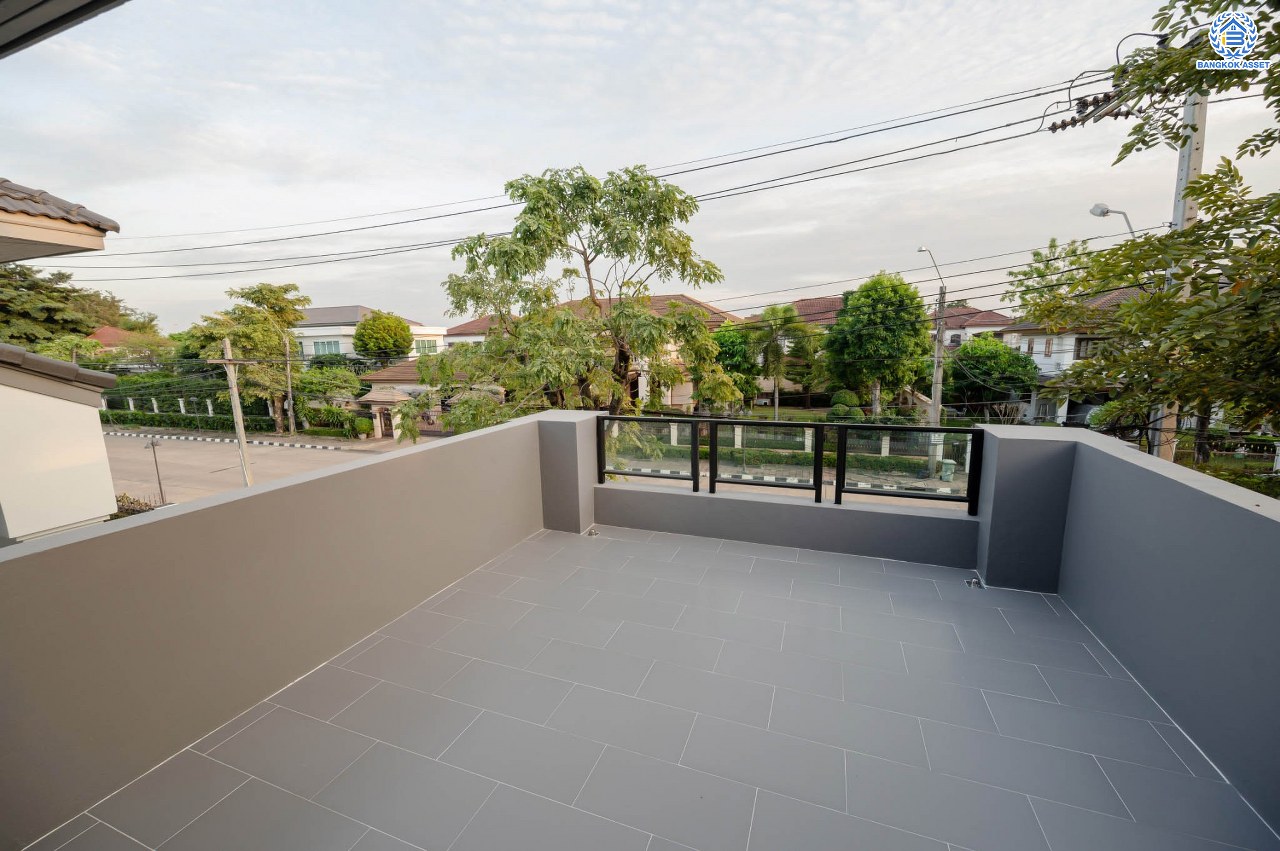 บ้านมือสองตกแต่งใหม่ โครงการ พฤกษ์ภิรมย์รีเจนท์ ปิ่นเกล้า บนสังคมคุณภาพจากแบรนด์ Q.House หลังใหญ่กว่า 113.4 ตร.ว. ดีไซน์ทันสมัยฟังก์ชัน 5 ห้องนอน (ห้องนอนชั้นล่าง 1 ห้อง) 5 ห้องน้ำ 1 ห้องแม่บ้าน จอดรถได้ 3 คัน บนที่สุดแห่งทำเลศักยภาพ หน้าโครงการติดถ.กาญจนาภิเษก เชื่อมต่อทุกการเดินทาง ใกล้จุดขึ้นทางด่วน "ศรีรัช" และรถไฟฟ้าสายสีม่วง "สถานีตลาดบางใหญ่"